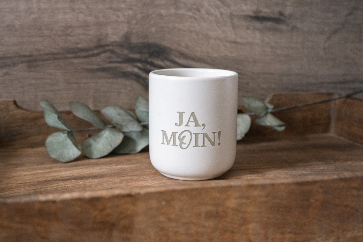 Keramikbecher mit Gravur „Ja, Moin!“ auf matter Oberfläche, minimalistisches Design, 280 ml